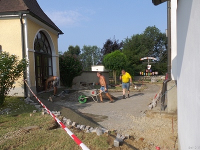 Augenblicke von der Erneuerung des Kirchenvorplatzes von Jagerberg.